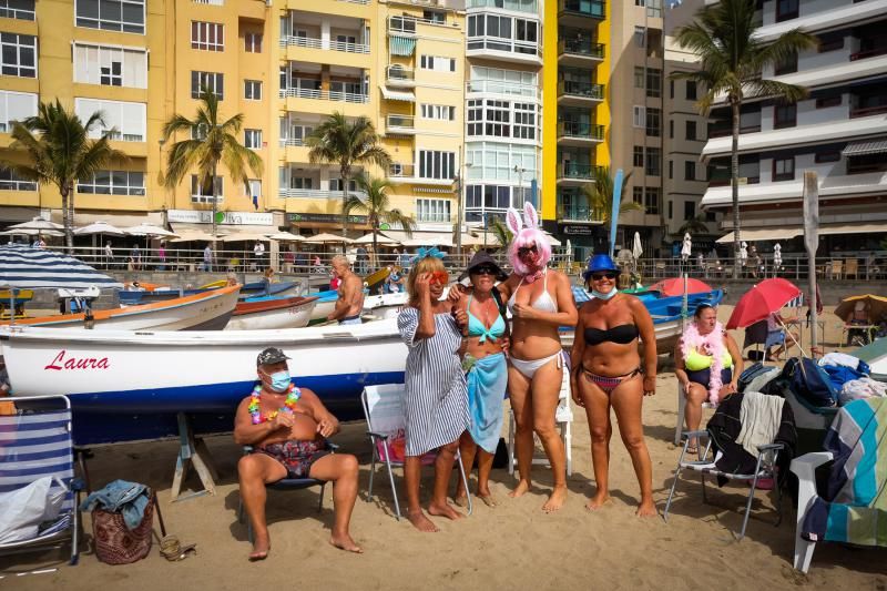 Día de playa y disfraces en un martes de carnaval atípico