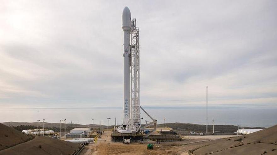 Un cohete de SpaceX explota al aterrizar en una plataforma sobre el mar