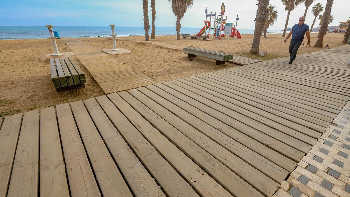 Paseo de tablones de madero en primera línea de la playa de La Mata a la altura del casco urbano matero