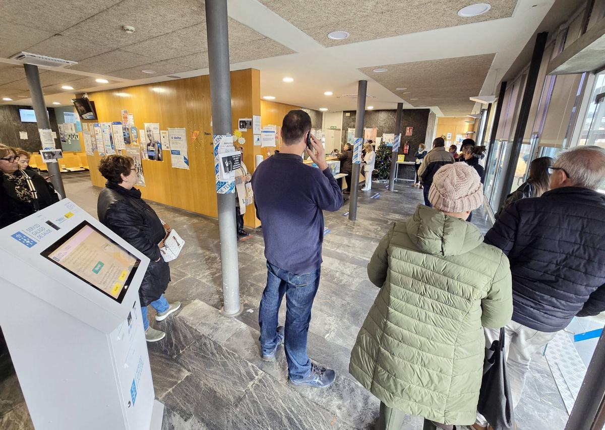 Cola de pacientes para solicitar cita en consultas