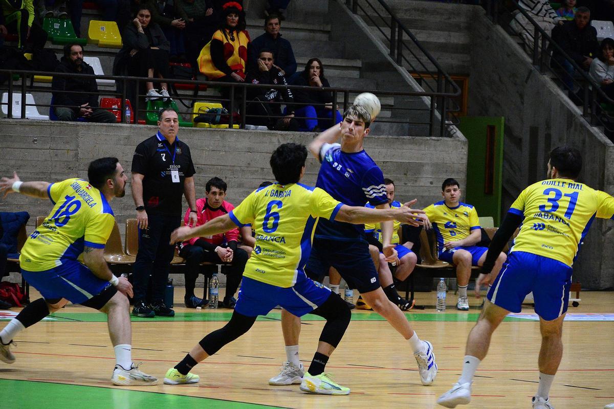 Samu Seijas lanza en el partido entre el Bueu Atlético y el Granitos Ibéricos.