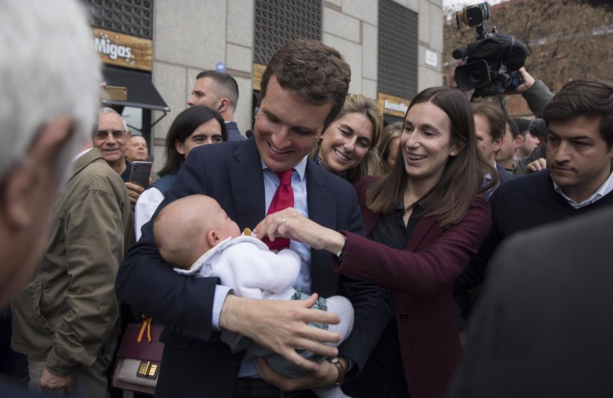 Pablo Casado con la típica fotografía en campaña electoral, es decir, un niño en brazos.