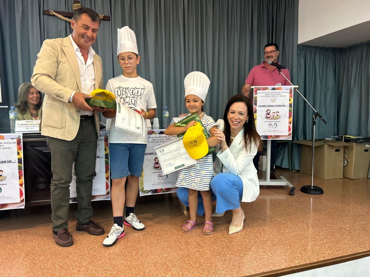 La consejera Sara García Espada con los niños ganadores del premio 'Aprendo a cocinar con...' en Badajoz.