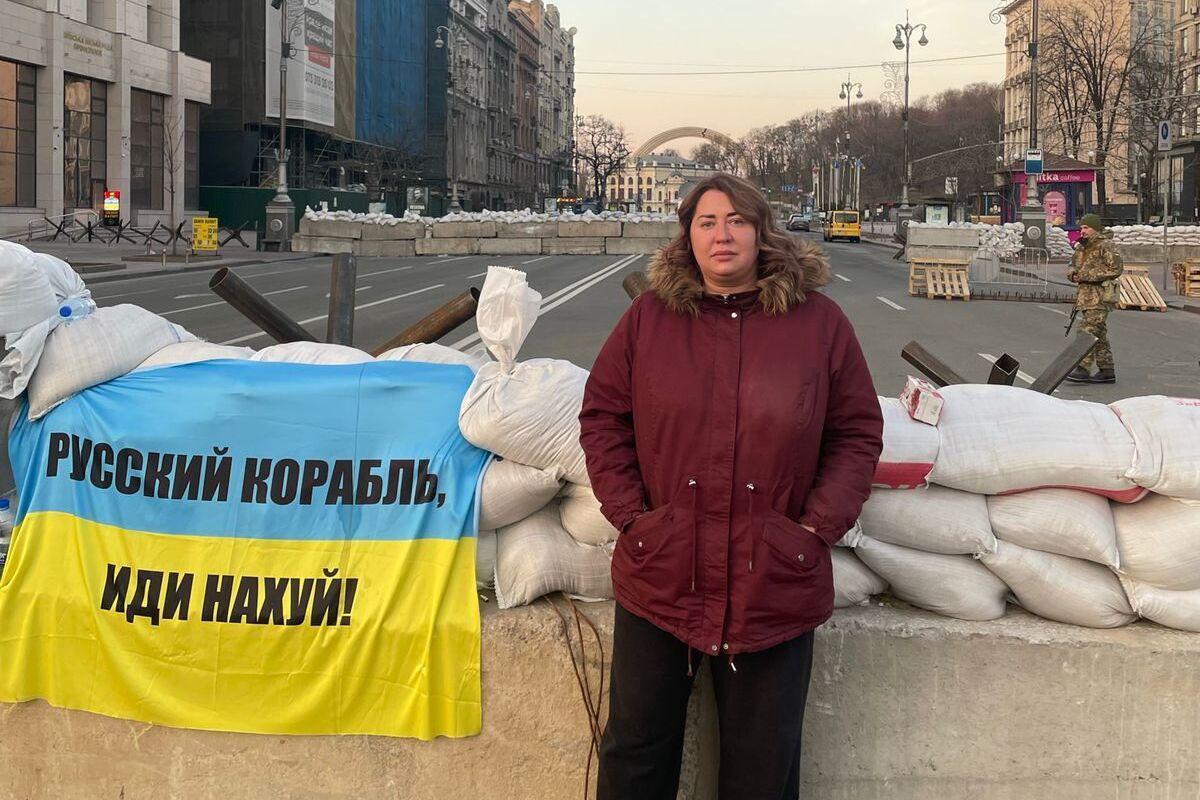 Katerina Severina, psicóloga ucraniana de 36 años, posa en el centro de Kiev, en una zona de barricadas.