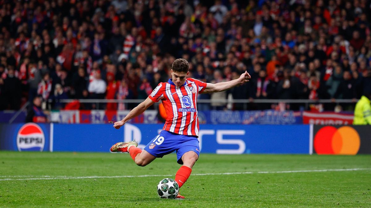 Julián Álvarez golpea el balón en la tanda ante el Real Madrid.