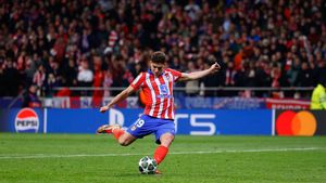Julián Álvarez golpea el balón en la tanda ante el Real Madrid.