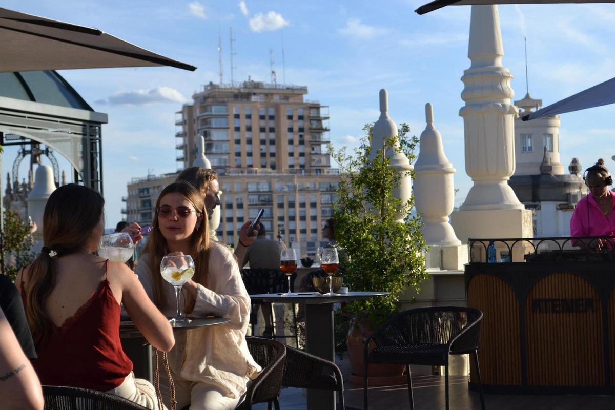 Dos jóvenes disfrutando en Atenea Sky.