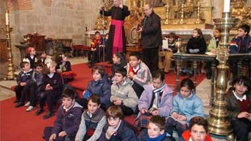 Rodríguez Magro bendice las figuras del belén que los escolares le llevaron hasta la catedral