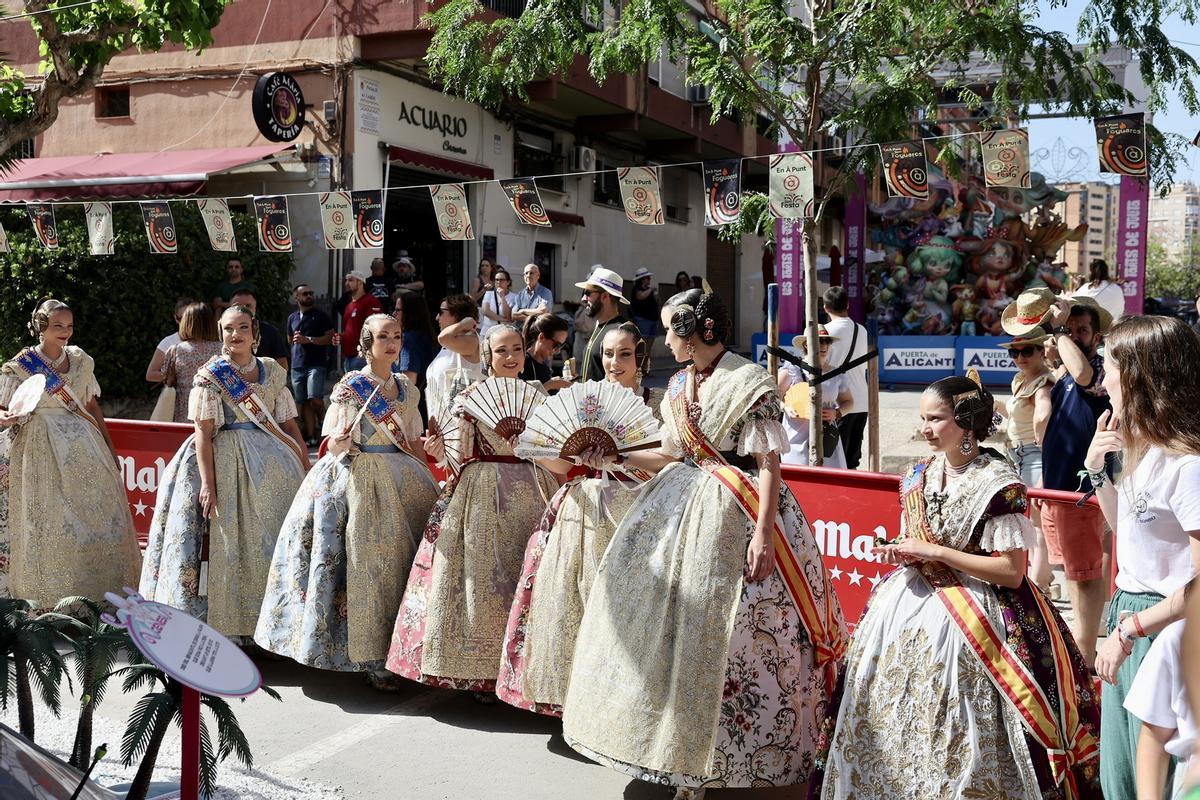 Paseo por las Hogueras de Alicante: visita de la comitiva fallera a Florida Portazgo y Diputación Renfe