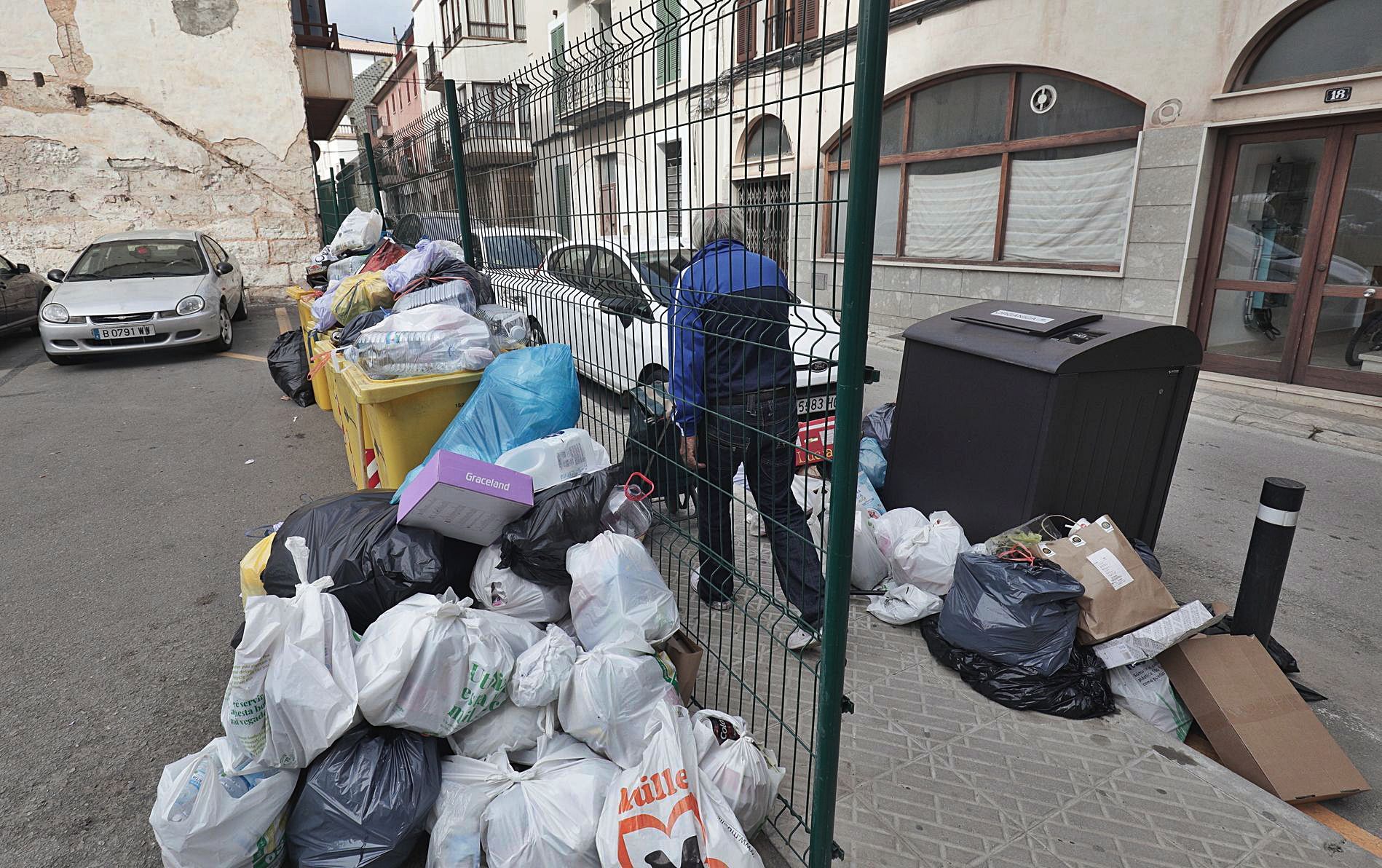 Un hombre caminando por una acera repleta de basura, el pasado fin de semana.