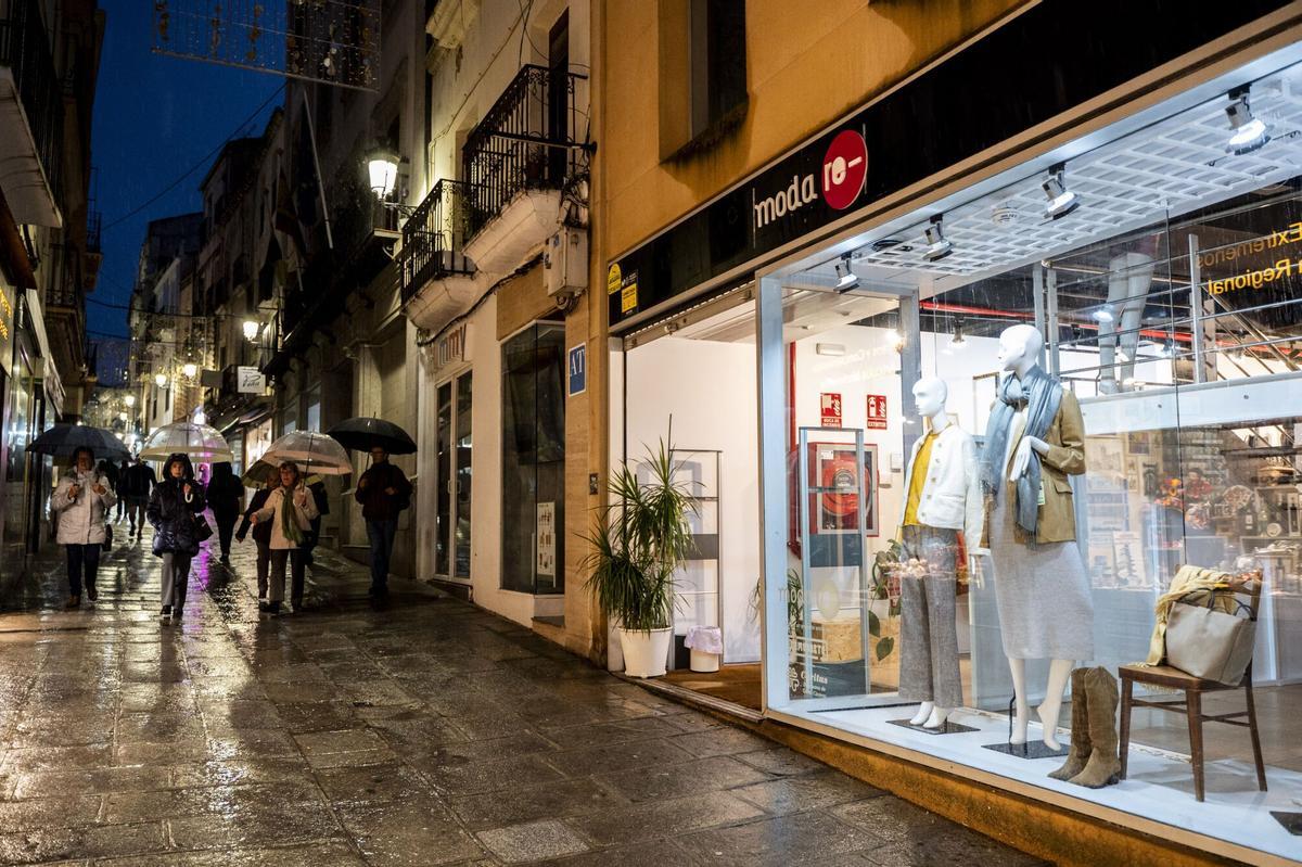 Escaparate de una de las tiendas de Moda re- en la calle Pintores de Cáceres.