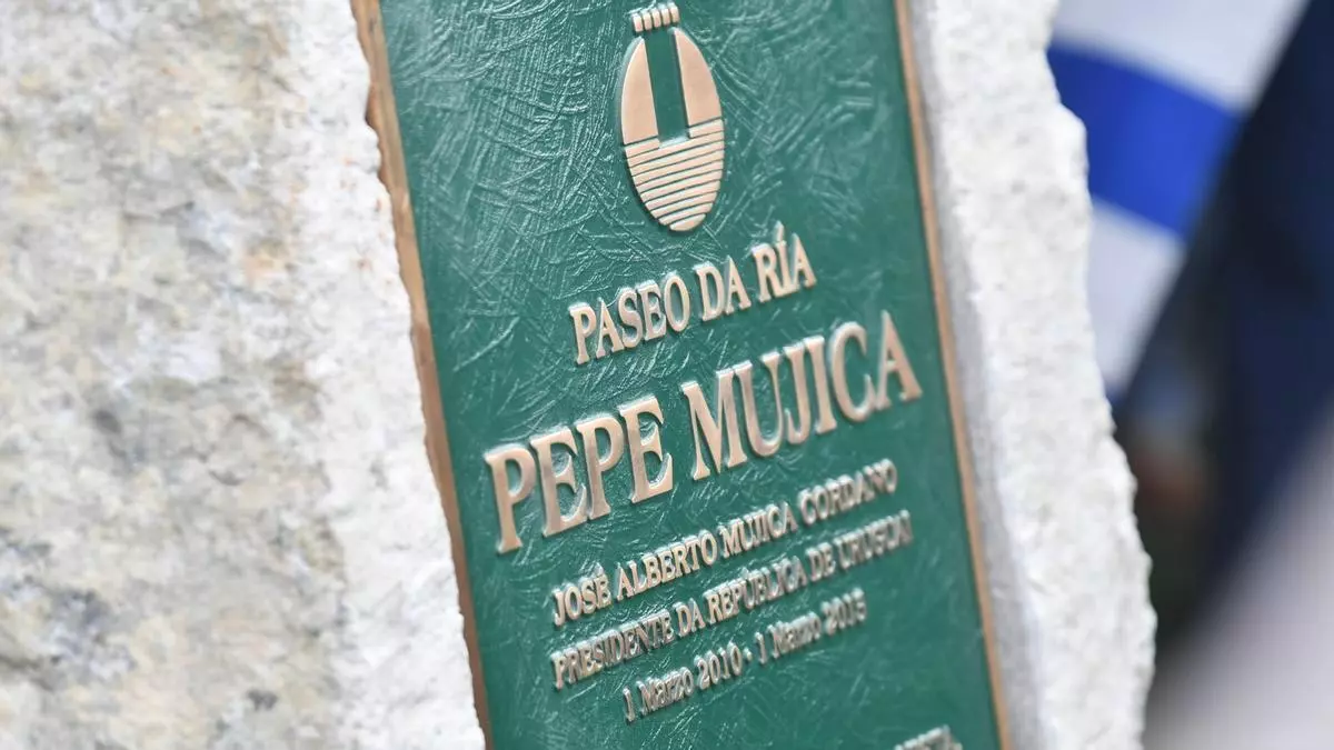 Oleiros estrena el paseo de la ría Pepe Mujica arropado por decenas de uruguayos
