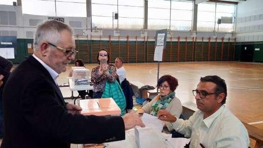 Xosé Manuel Pazos votó en Rodeira. // Santos Álvarez