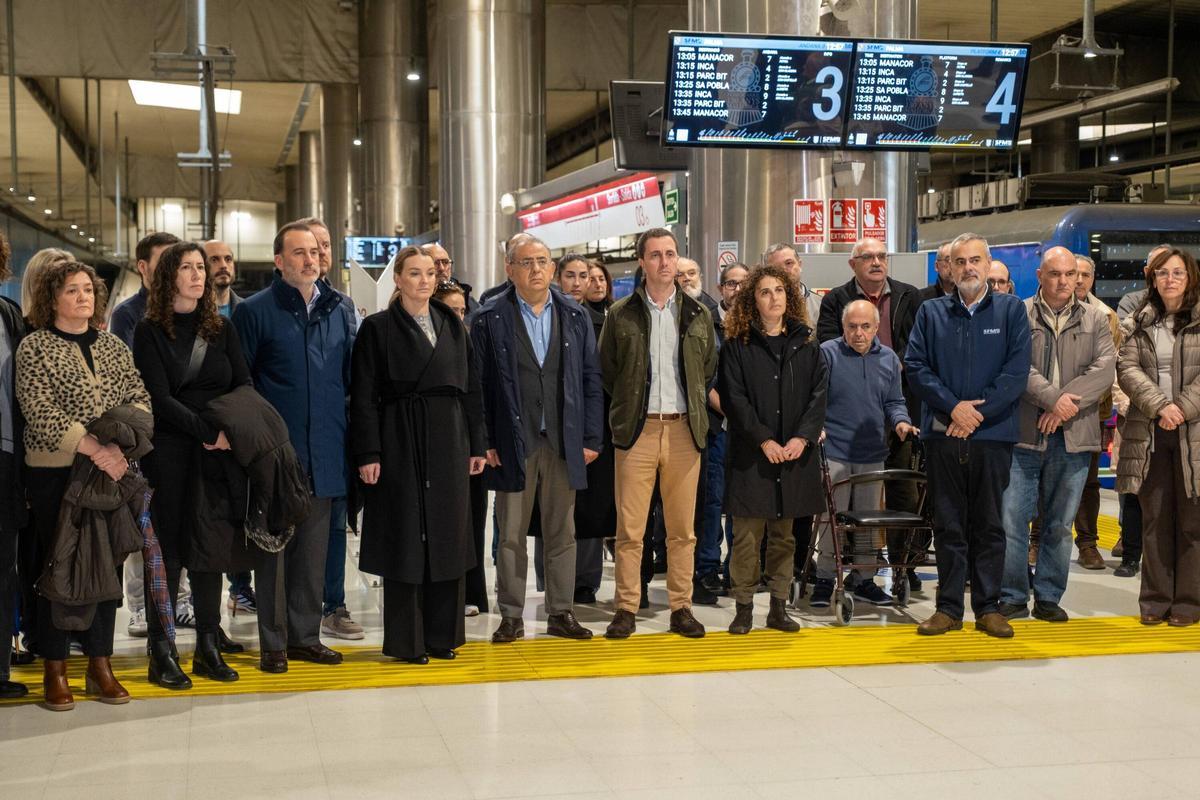 Autoridades y trabajadores de SFM en la Intermodal el lunes, en señal de duelo por el accidente de Córdoba.