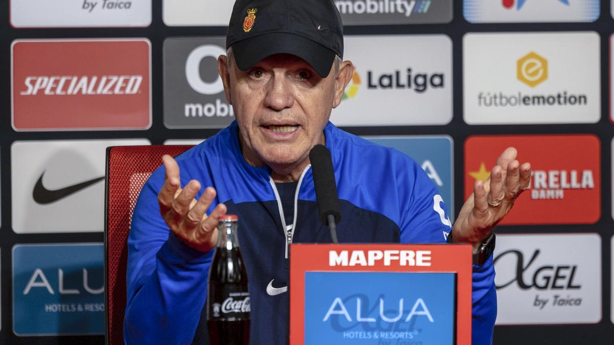 El técnico del Mallorca, Javier Aguirre, durante la rueda de prensa de este domingo