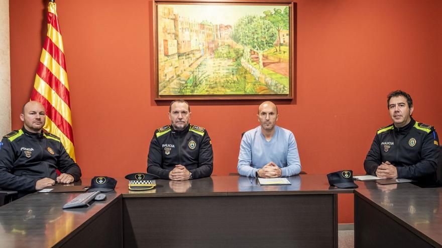 El primer tinent d’alcalde i el sotsinspector amb dos caporals de la Policia Local.