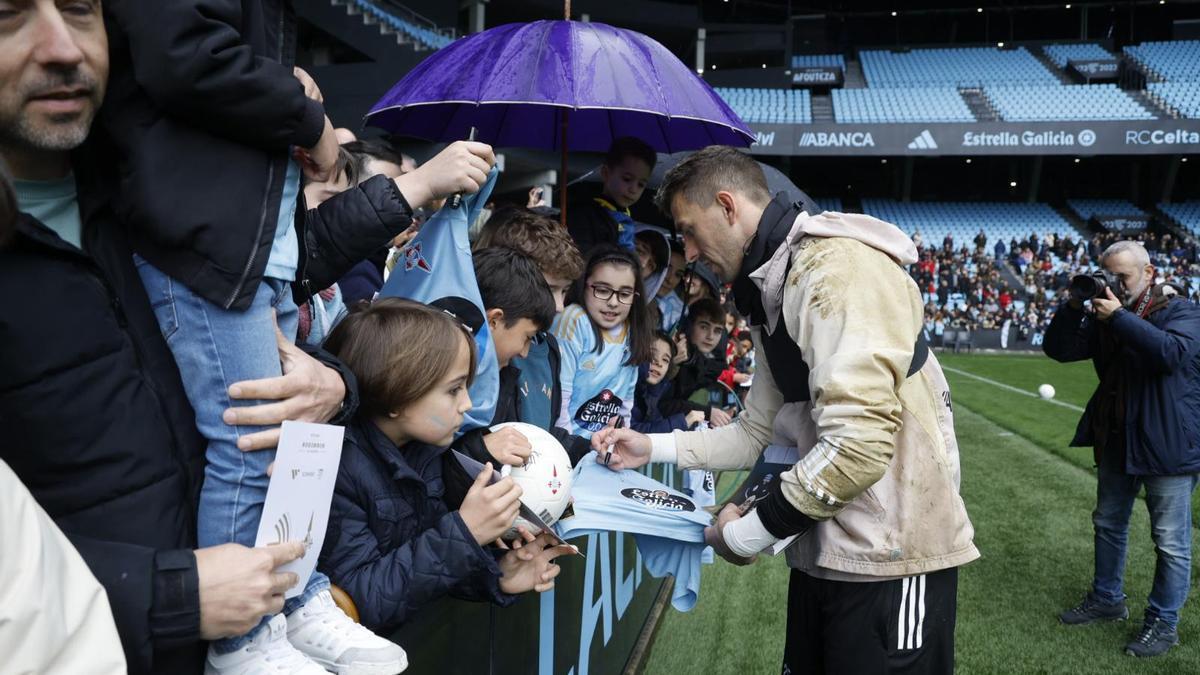 Cientos de aficionados disfrutan del entrenamiento del Celta en Balaídos