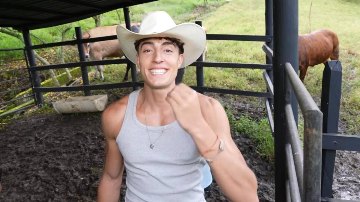 Plex confiesa estar enamorado mientras Belén Esteban le habla de irse de viaje con Aitana