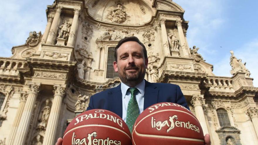 Alejandro Gómez, director general del UCAM CB Murcia, posa para LA OPINIÓN con la Catedral al fondo.