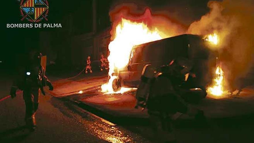 Un fuego destruye dos furgonetas en Marratxí