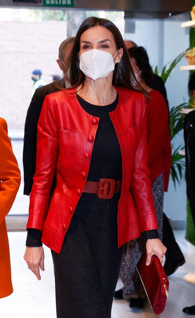 La reina Letizia recupera su chaqueta de cuero roja de Carolina Herrera