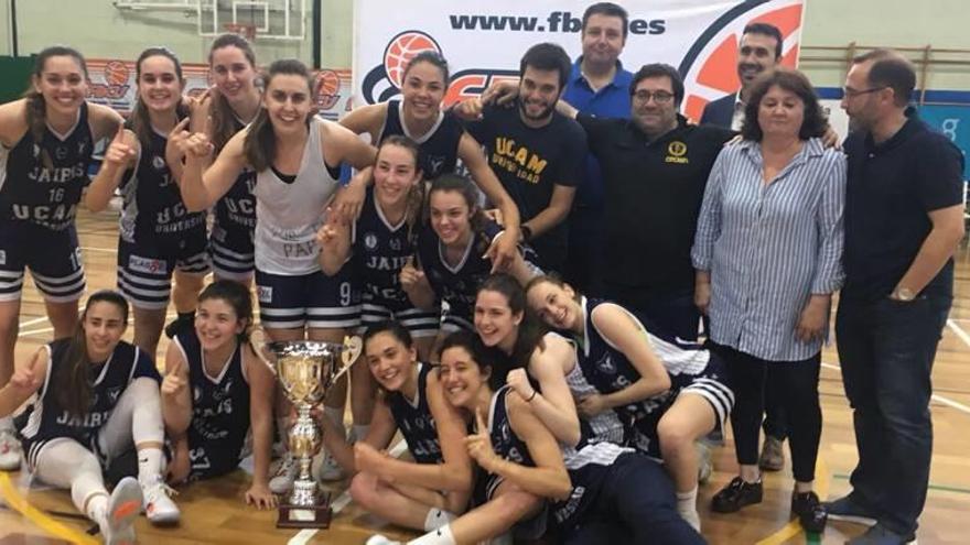 Las jugadoras del UCAM Jairis, con el trofeo de campeonas.