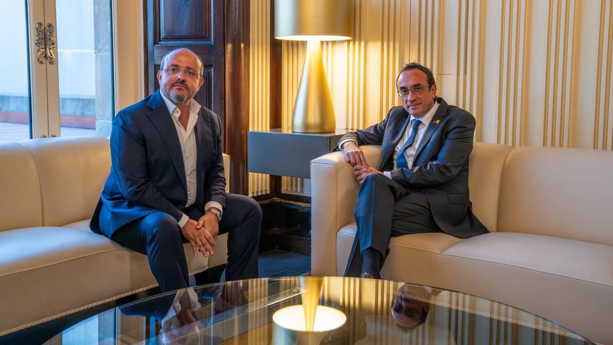 El presidente del Parlament, Josep Rull, junto al líder del PP, Alejandro Fernández, durante la ronda de consultas para investir al socialista Salvador Illa