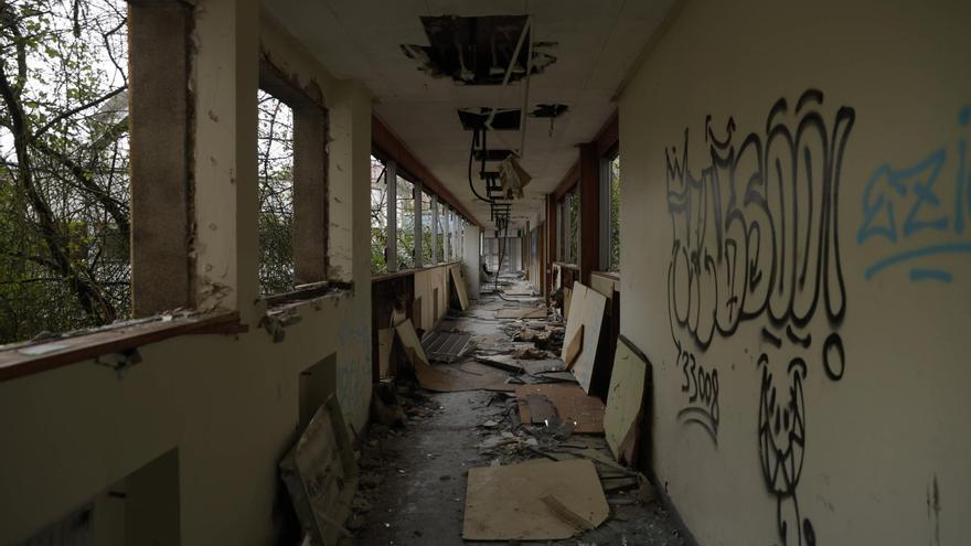 El Principado gastó 8 millones de euros en catorce contratos de vigilancia en el antiguo HUCA, que está expoliado