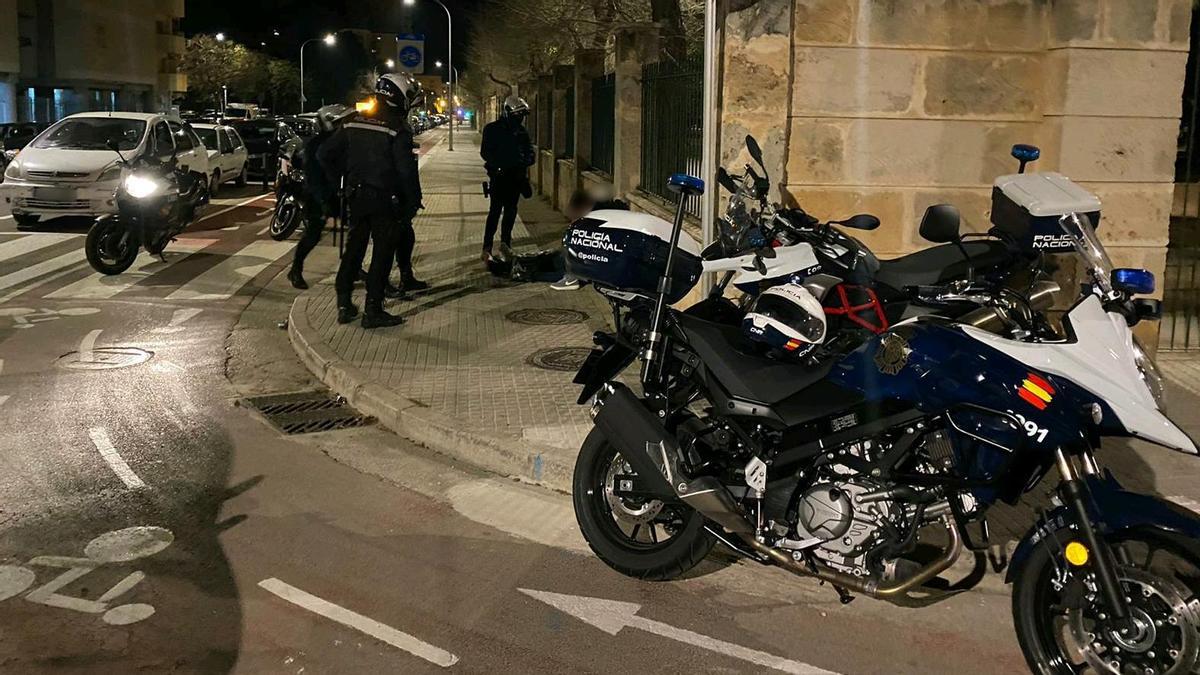 Agentes de la Policía Nacional, de patrulla en Palma.