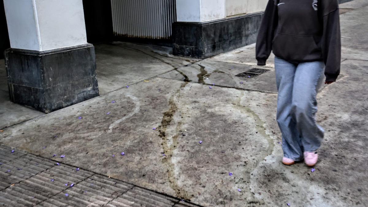 Restos de orín en la zona tras el reparto de alimentos de este jueves.