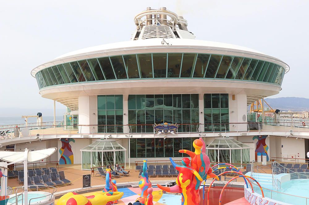 El lujoso interior del buque, de la compañía Royal Caribbean, que ha hecho escala en el puerto de Málaga