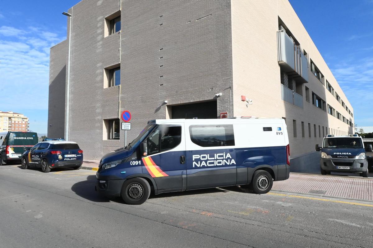 Furgones de la Policía Nacional a las puertas de la Audiencia Provincial de Castellón,
