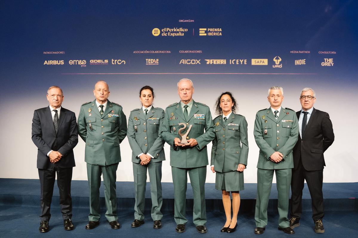 Jesús Javier Prado, gerente de ‘El Periódico de España’, y Carlos Laborda, presidente y CEO de Aicox Soluciones, entregan el ‘Premio homenaje a los caídos en acto de servicio’ al general de la división Tomás García Gazapo, jefe de la Agrupación de Tráfico de la Guardia Civil, que ha estado acompañado por el suboficial Mayor Santiago J. Martínez Cañabate; la brigada Mª Yolanda Merino López; el cabo primero Daniel Ramos Fernández y la guardia civil Yolanda Gil Ramos.