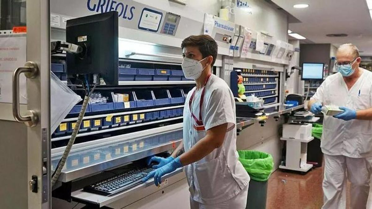 Personal del servicio de Farmacia del Hospital Virgen de la Arrixaca preparando los tratamientos.