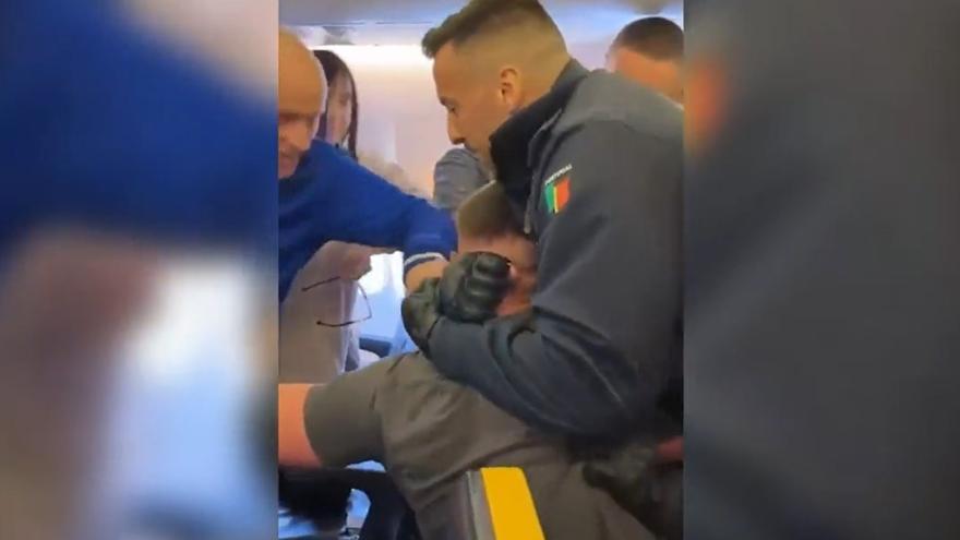 Un vuelo a Canarias se convierte en un ring improvisado que obliga a un aterrizaje de emergencia