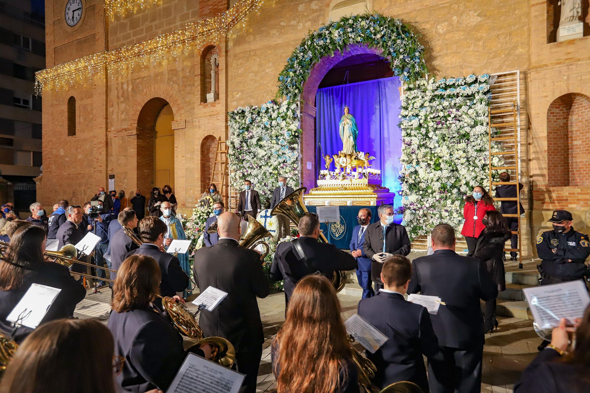 Torrevieja rinde homenaje a su patrona con una ofrenda floral