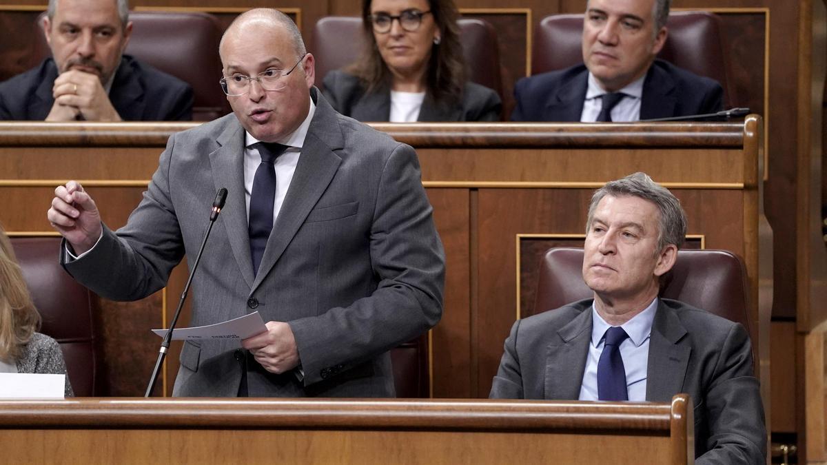 Miguel Tellado y Alberto Núñez Feijóo, durante un pleno parlamentario.