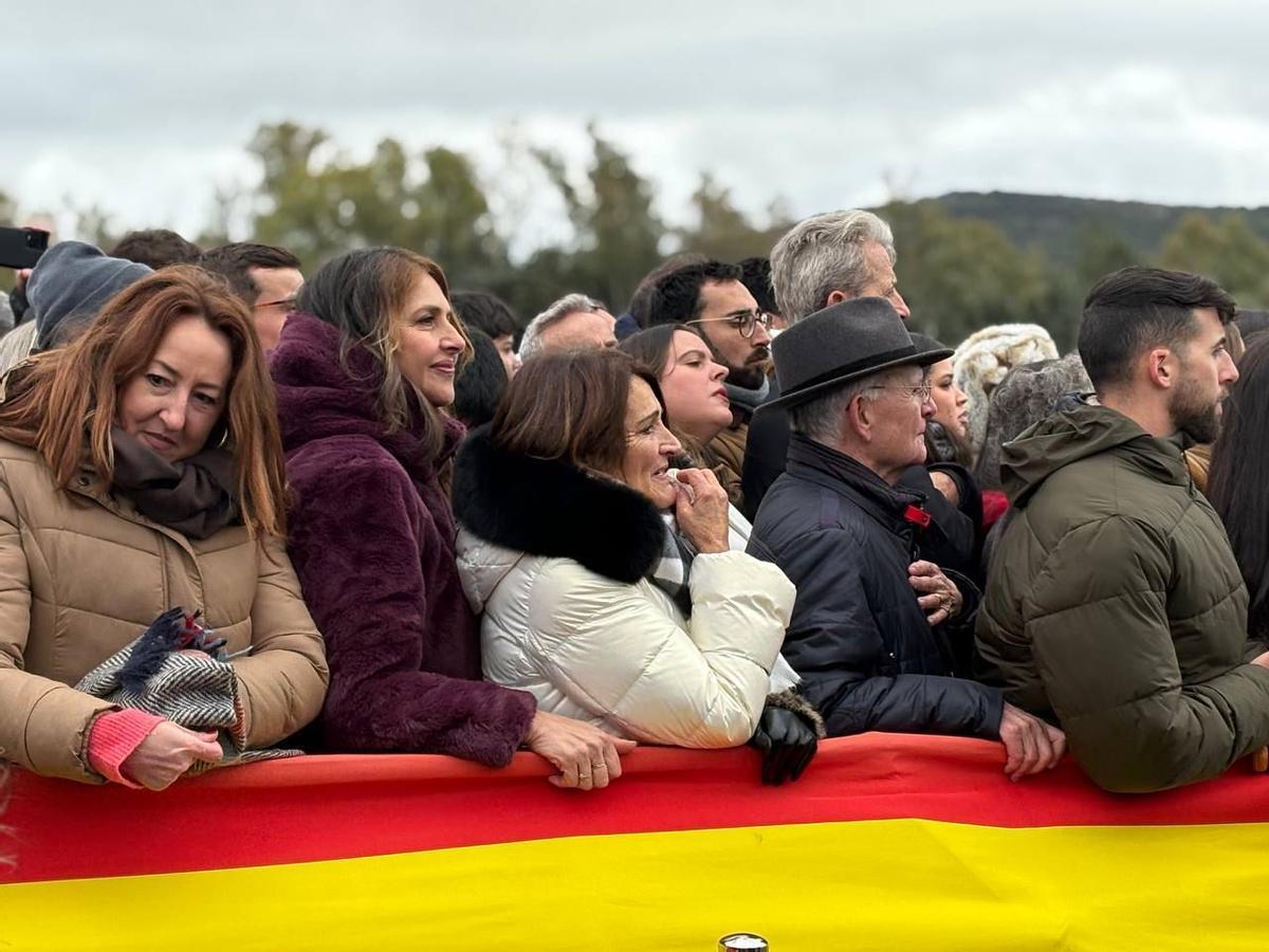Una mujer desde la grada, emocionada en el transcurso del acto.