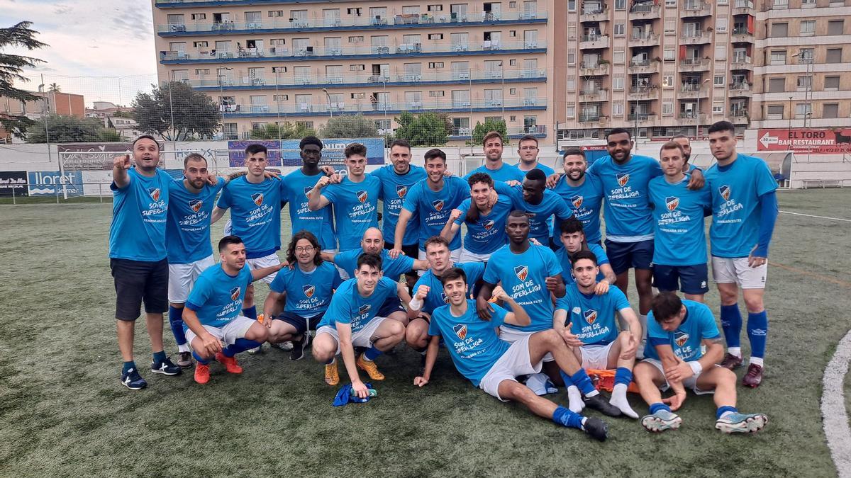 La plantilla del Lloret celebra l'ascens