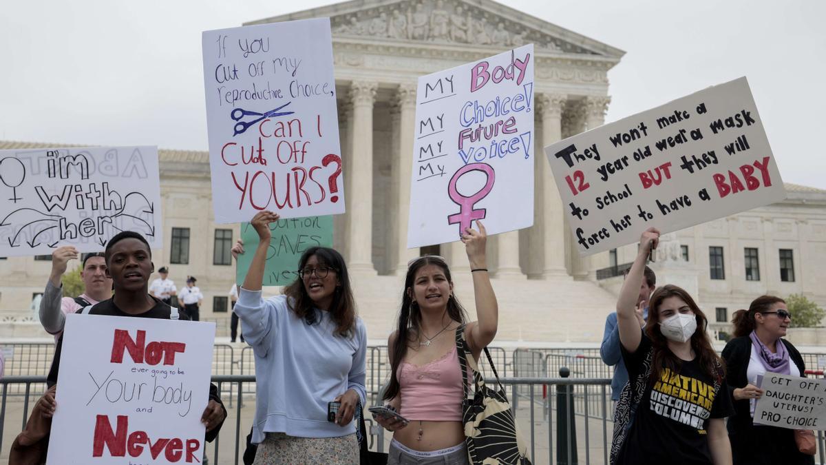 Protesta de defensores del derecho al aborto frente al edificio del Tribunal Supremo, en Washington.