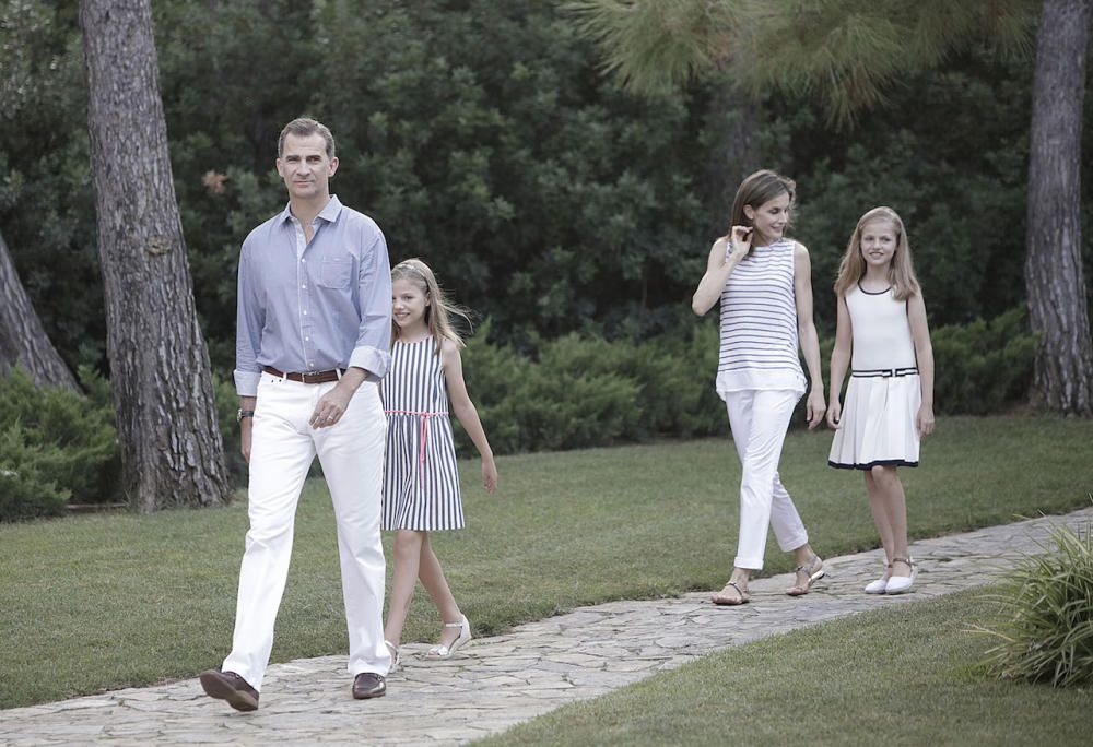 Es war wieder soweit für das offizielle Urlaubsfoto auf Mallorca: König Felipe, Königin Letizia sowie die Töchter Leonor und Sofía haben am Donnerstag (4.8.) in den Gärten der königlichen Sommerresidenz zum Familienbild Aufstellung genommen.