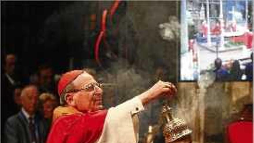 El cardenal Angelo Amato beneint les ofrenes i relíquies de les monges.