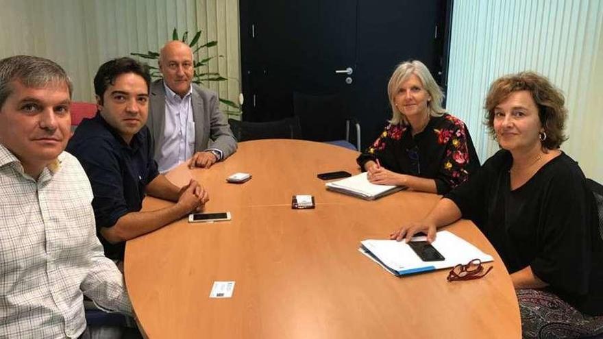 Martínez, Uzal y Cerviño, ayer, en la Consellería de Economía, con Covadonga Toca y María Coutiño.