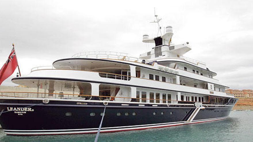 Luxusyacht &quot;Leander&quot; in Port Adriano