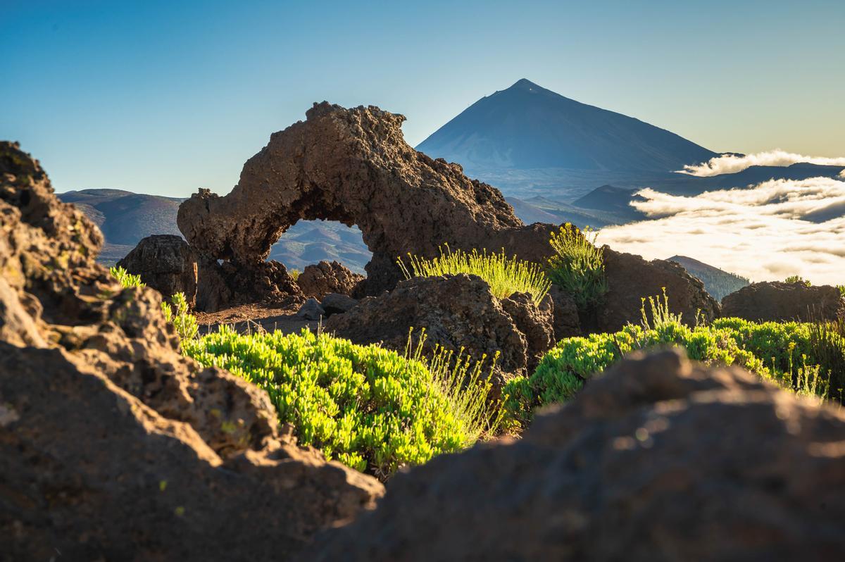 Arco de roca natural con vistas al Teide