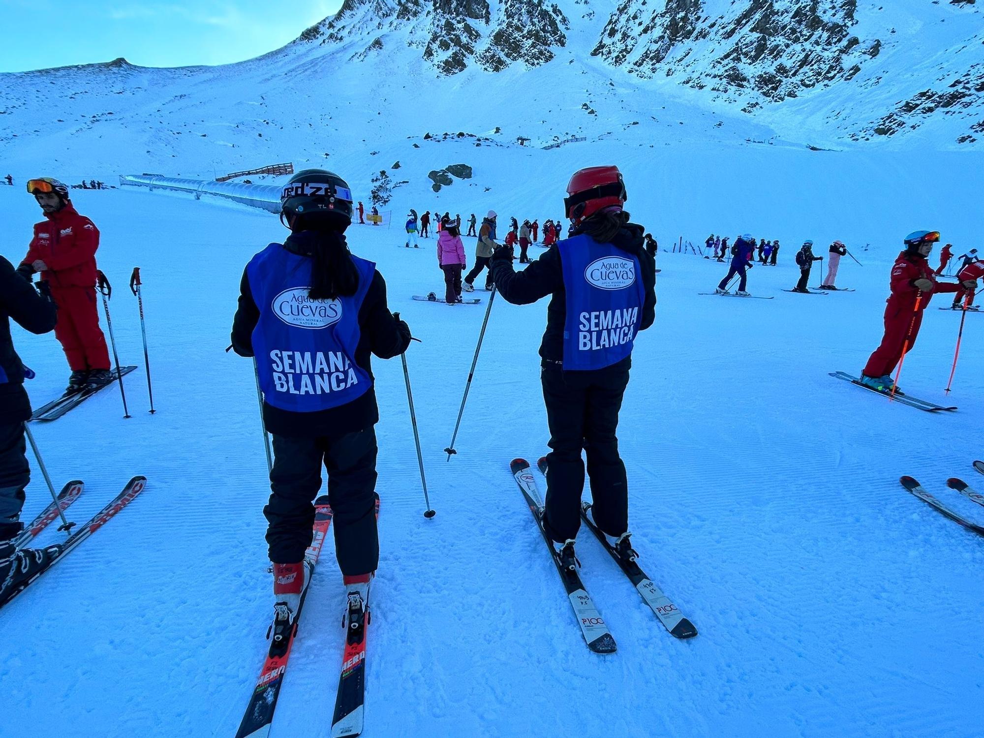 Así está siendo el primer día de la temporada de esquí en Asturias: Pajares y Fuentes, con muchos aficionados