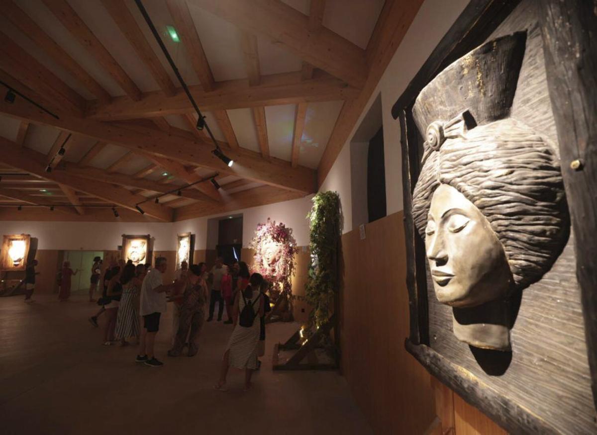 El visitante puede poner una vela en la obra con la que más ha conectado.