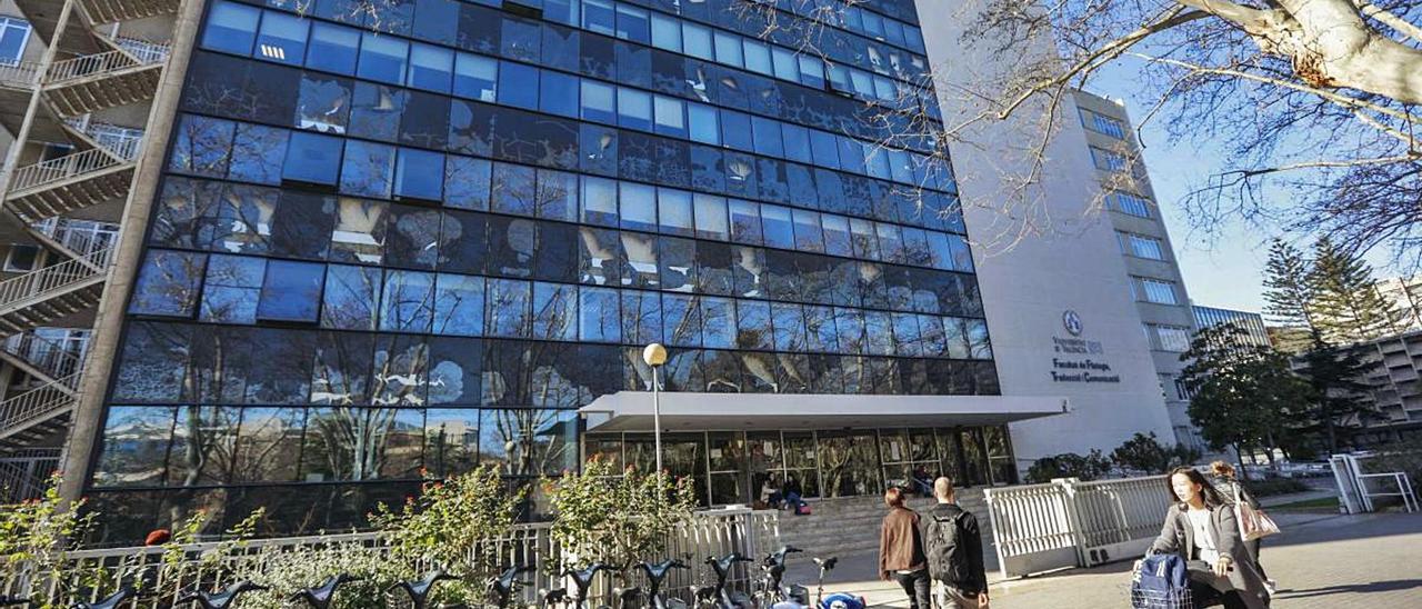 Una imagen de la facultad
de Filología de la Universitat
de València. m.ángel montesinos