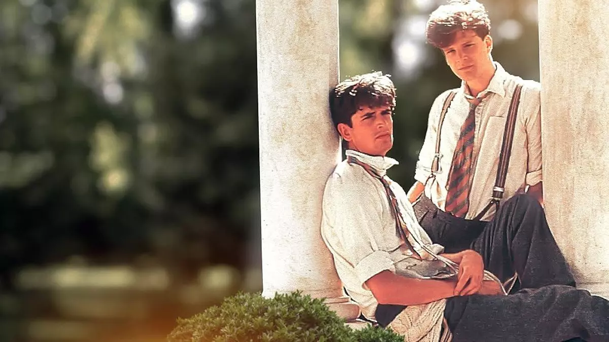 Belleza masculina, colegios de élite y espías comunistas: la moda recupera el 'gay posh chic' de 'Otro país' y 'Retorno a Brideshead'