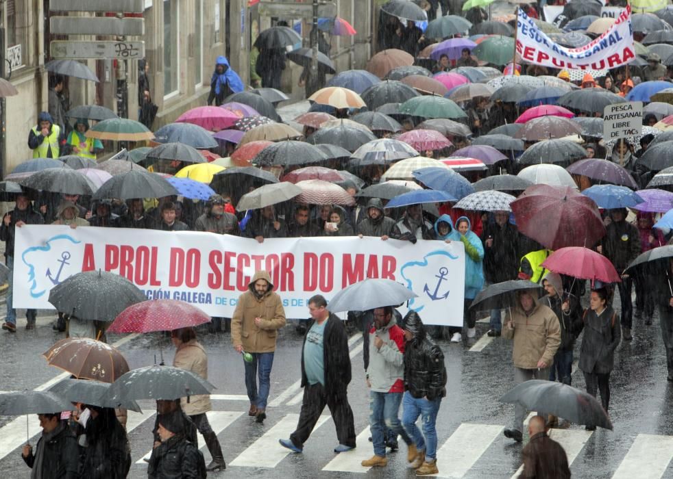 Miles de marineros protestan en Galicia para defen